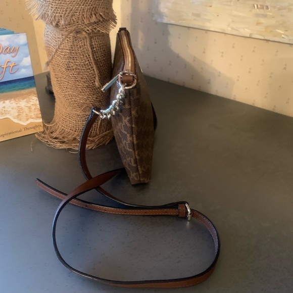 Karl Langerfeld, crossbody bag. Brown K L signature. 4 inches of chain on strap. - Picture 5 of 11